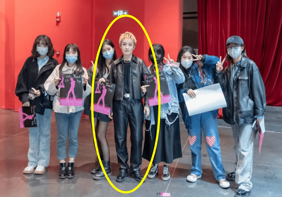 曾轶可和女粉十指紧扣,本人表情耐人寻味,还被误认为孙俪!