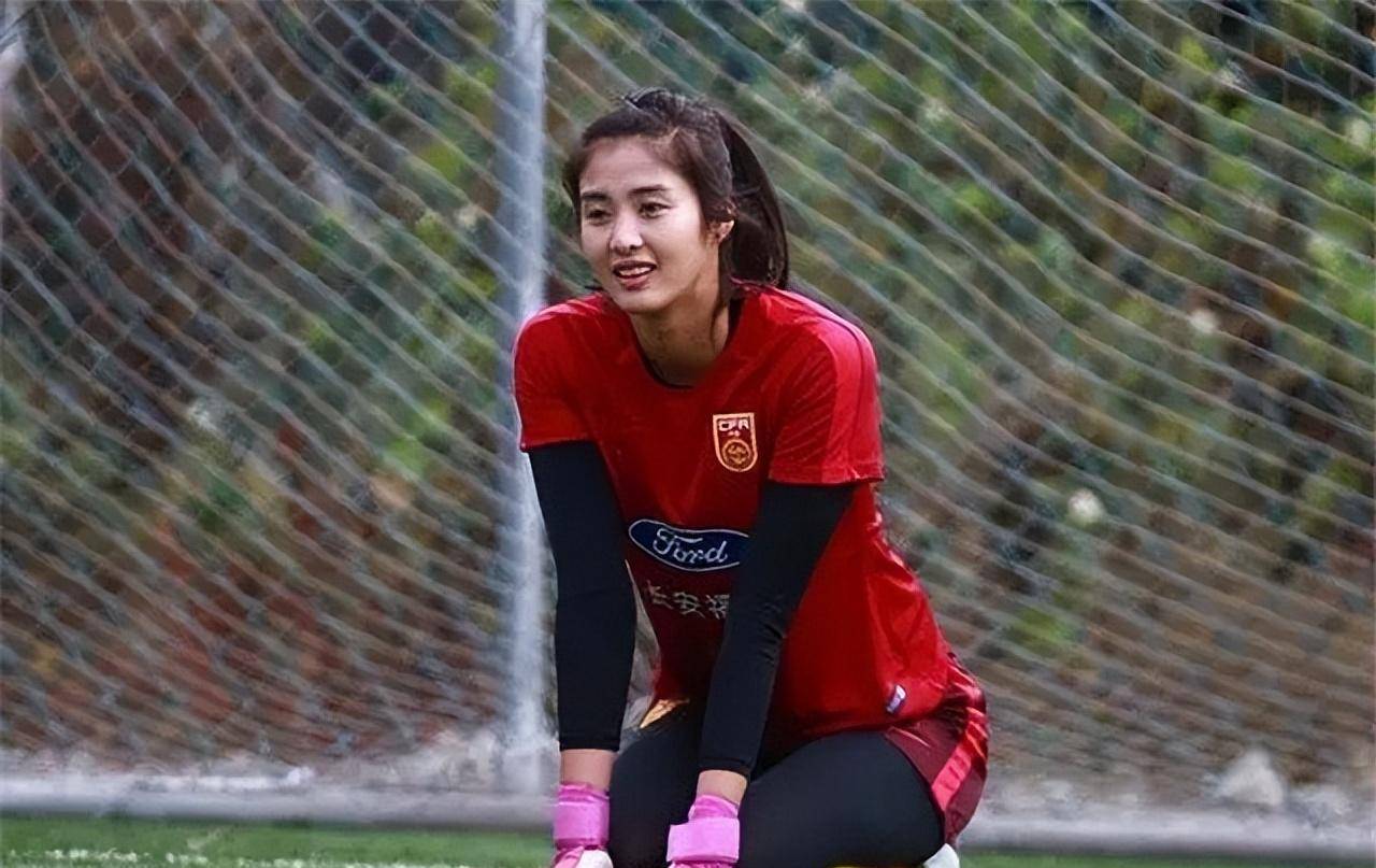 女足最美门将赵丽娜:颜值气质身材在线,1.