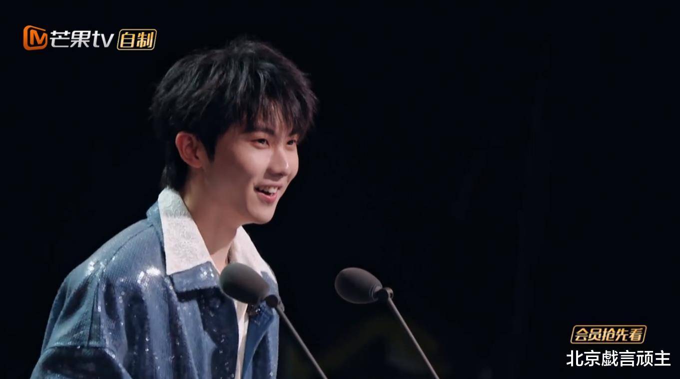一上来就斩获了本季的最佳新人奖作为全场年龄最小的歌手,马嘉祺不