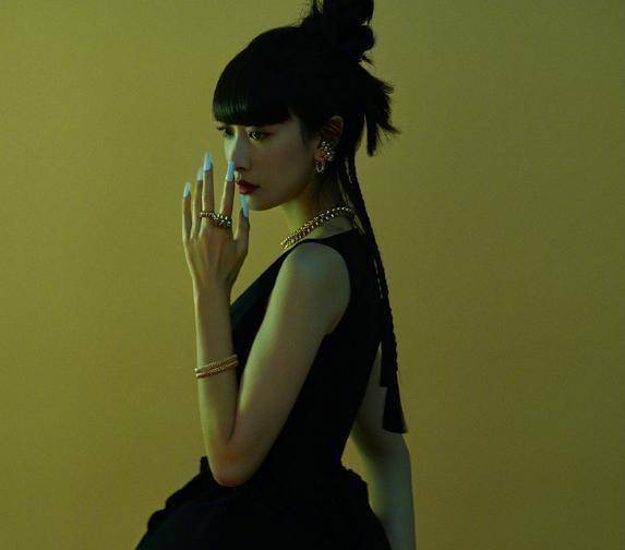 宋茜次元感齐刘海封面上热搜了?到底是怎么回事?_造型_茜茜_时装