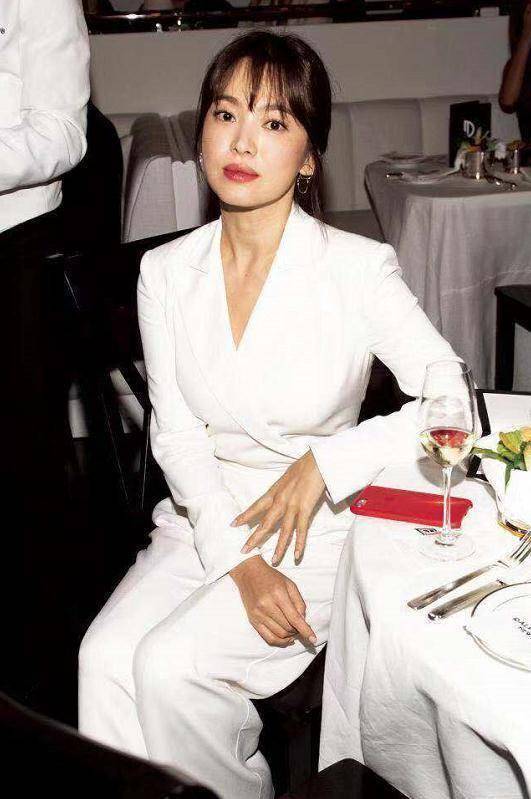 宋慧乔出席活动,友人镜头下身形臃肿憔悴,像胖了20斤_乔妹_魅力_状态