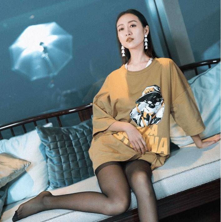 有一种童话叫王鸥,穿黑色丝袜搭配卡通短袖秒变青春少女!