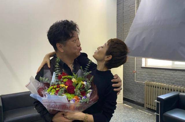 趴高伟光怀里就算了,又和已婚男星大玩亲亲_网友_罗志祥_长文