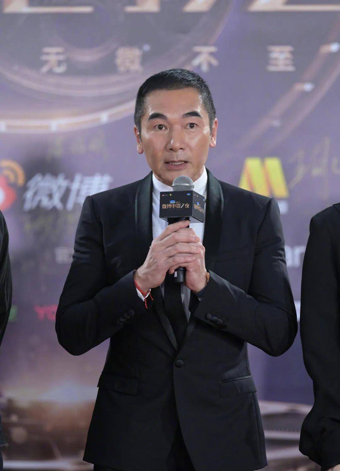 angelababy进不去的红毯,她美得像开了光……_电影_连衣裙_活动