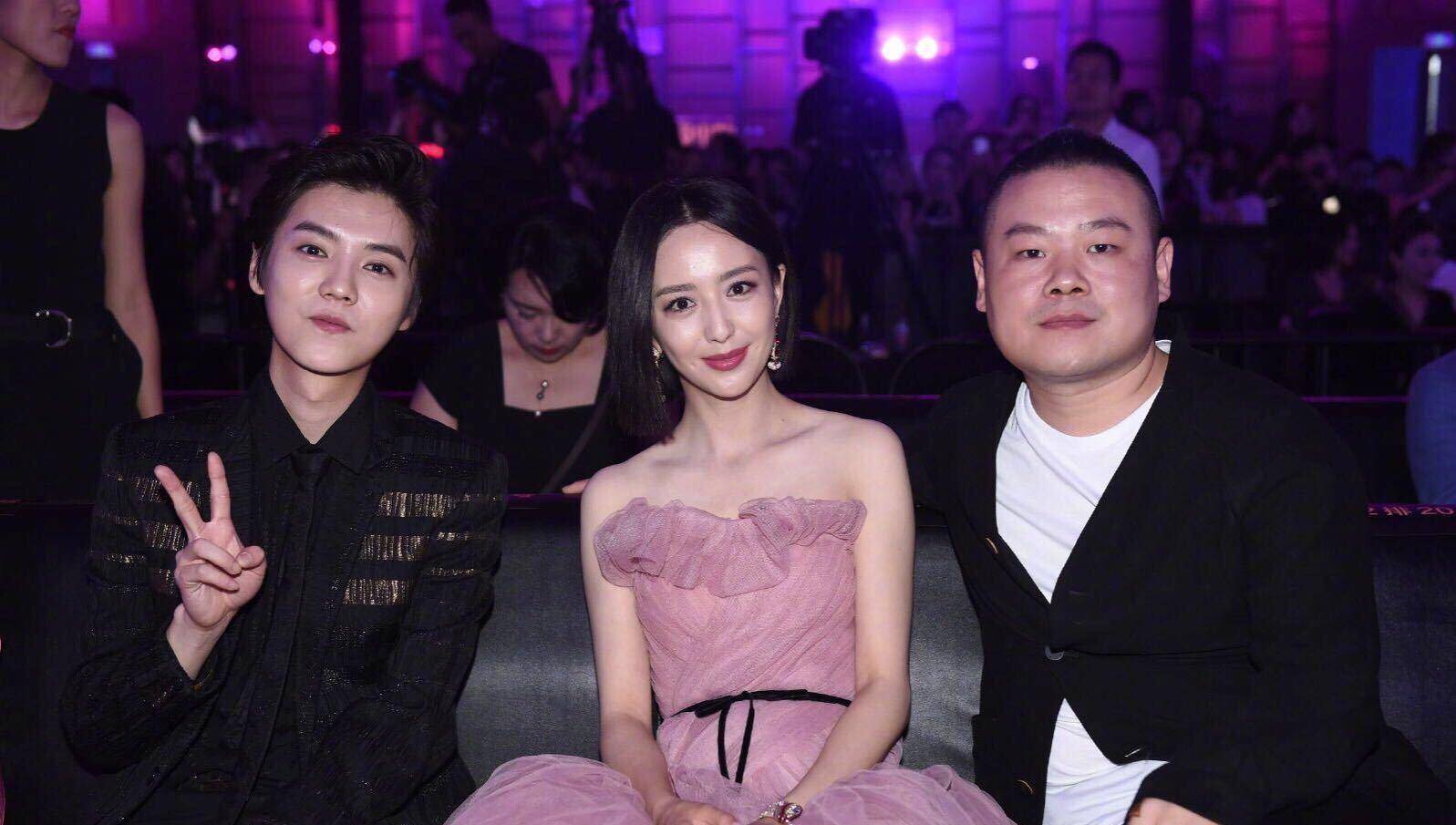 佟丽娅美出新境界,一袭粉裙似少女,和岳云鹏互动萌翻观众_岳岳_作品