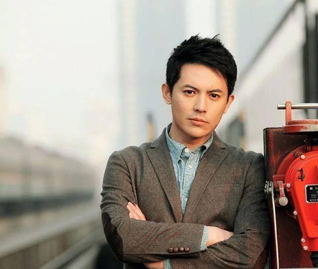 小白龙"姚烈"饰演无花的正是演员崔鹏,很多人可能没听过他的名字,但是