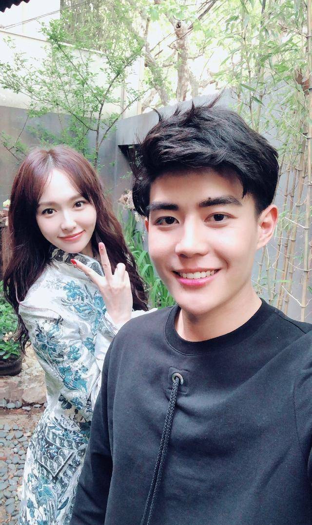 给唐嫣送水果,没想到后来被她签下,力捧成为男主_于济玮_角色_年级