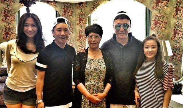 他是东方斯卡拉老板,孙红雷小沈阳的挚友,被称为演艺界全能高手_姜鹏