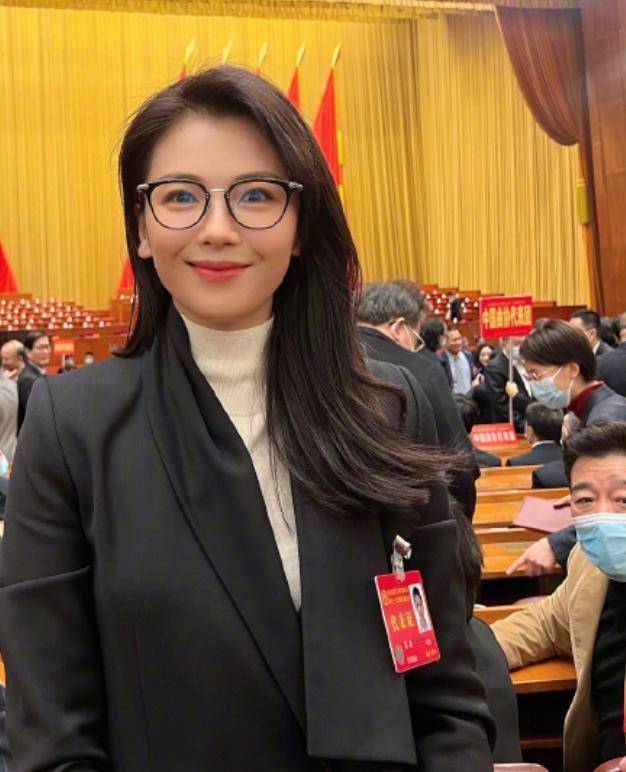 佟丽娅晒文化会大合影:邓超垫脚,沈腾像p图,刘涛戴眼镜超美_明星_感觉