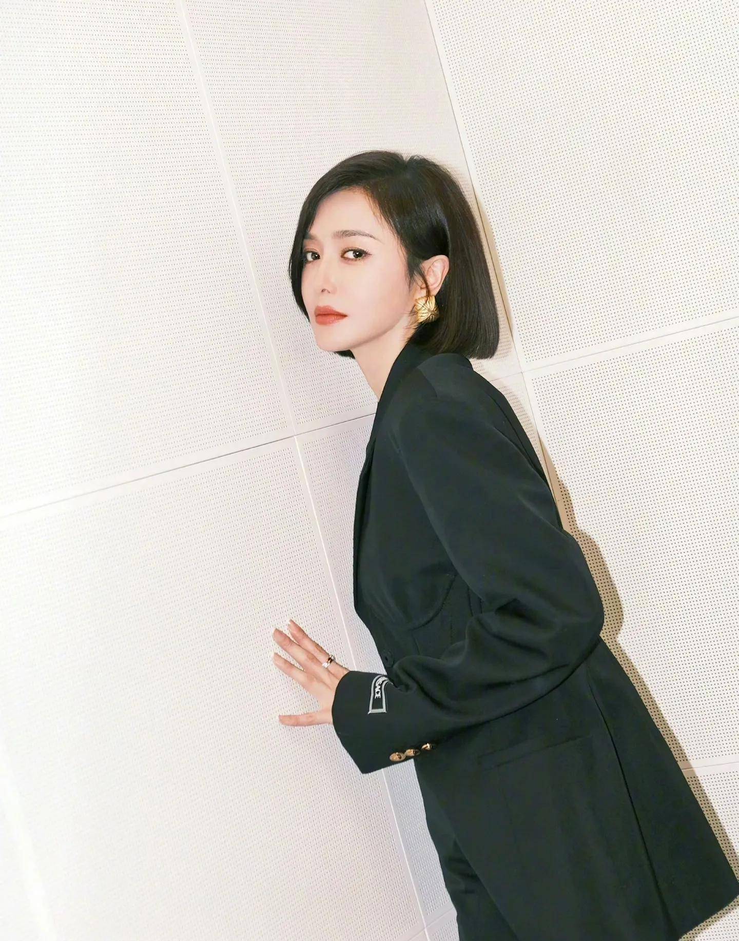 黑丝袜黑西装,这样的秦岚让你爱不释手_黑色_时尚_穿着