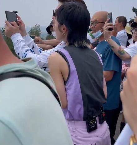 太有素质了,郭采洁萧敬腾录制节目,让位置给大爷先拍被网友大赞_画面