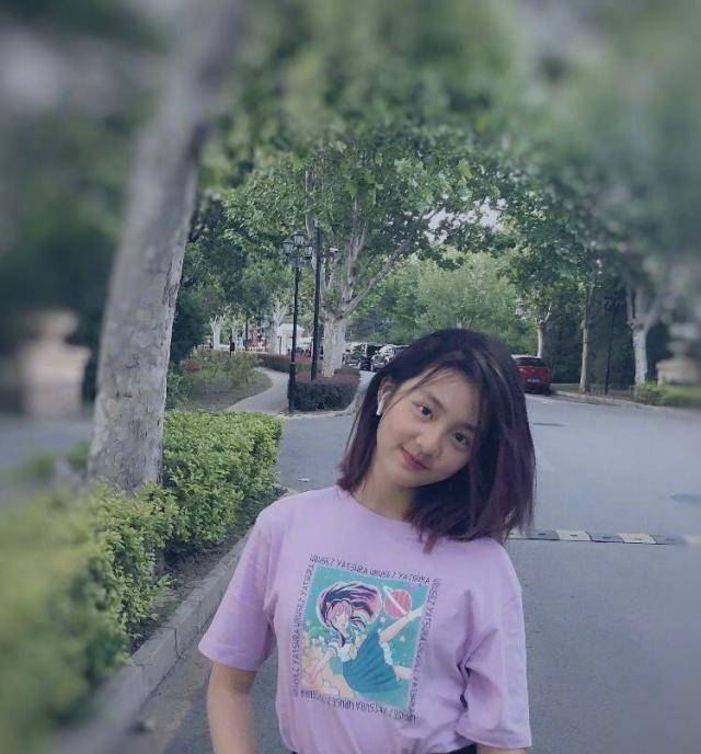 田亮和儿子小亮仔则显得比较笨拙,在森碟带领下学习滑板的父子俩,虽然