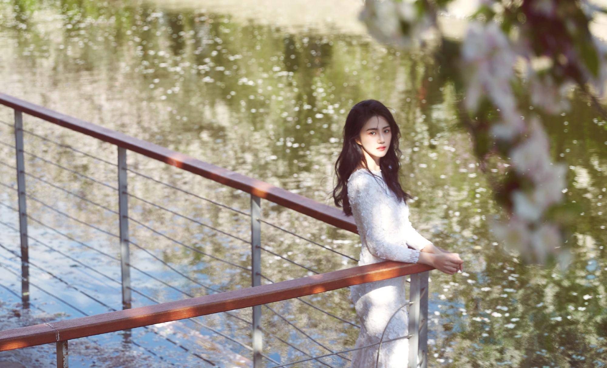 赵昕春季花语写真,身穿白色蕾丝印花裙,笑容浪漫甜美_时尚_连衣裙