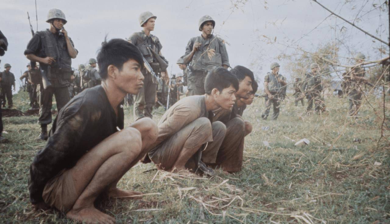 图片源于网络1990年1月19日,中越边境友谊关前,越南送来了5名我军俘虏