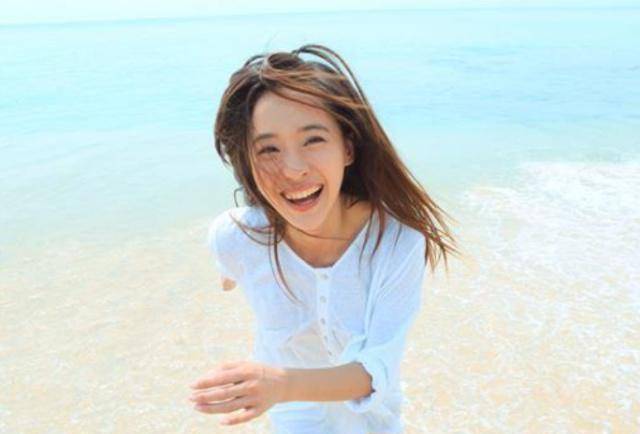 她是新生代功夫女星,外形时尚靓丽,居然还当过村官,老公竟是他_王智