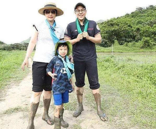 同样嫁豪门,王艳富养儿子,郭晶晶穷养儿子,如今差距十分明显_孩子