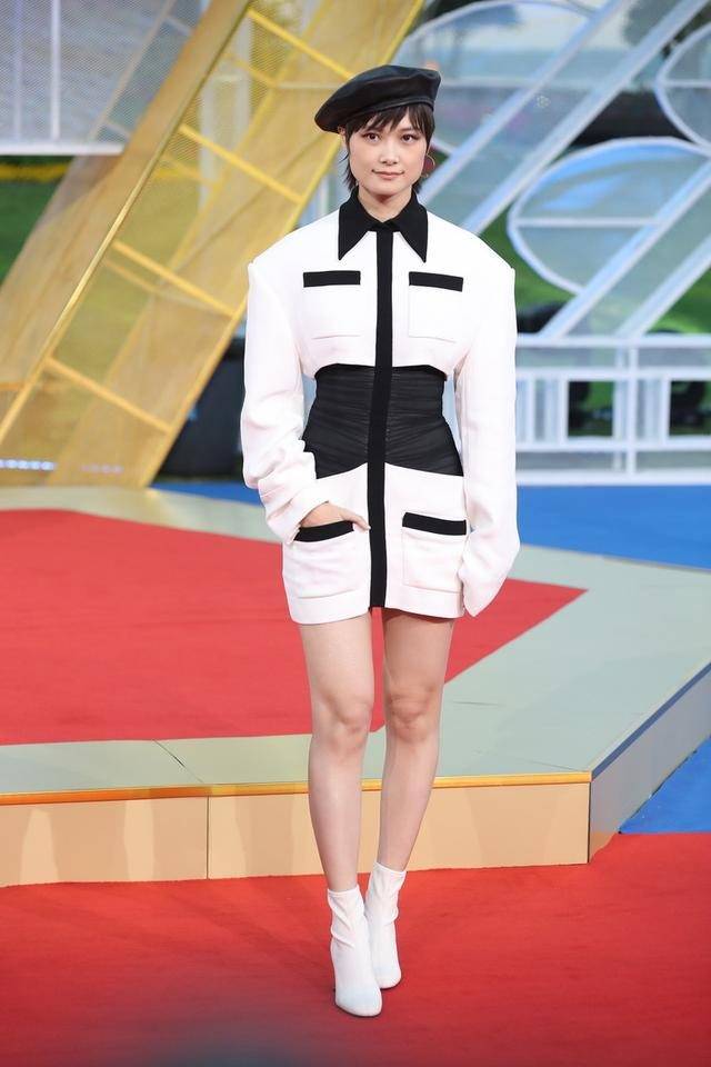 李宇春脚穿纯白色短靴.他选择了近两年秋春季非常流行的袜靴款式.