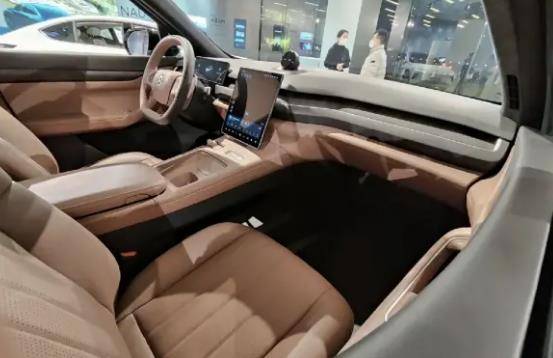 原创
                新款蔚来ES8实车曝光，续航900km尺寸升级，内饰设计精致，配置高5