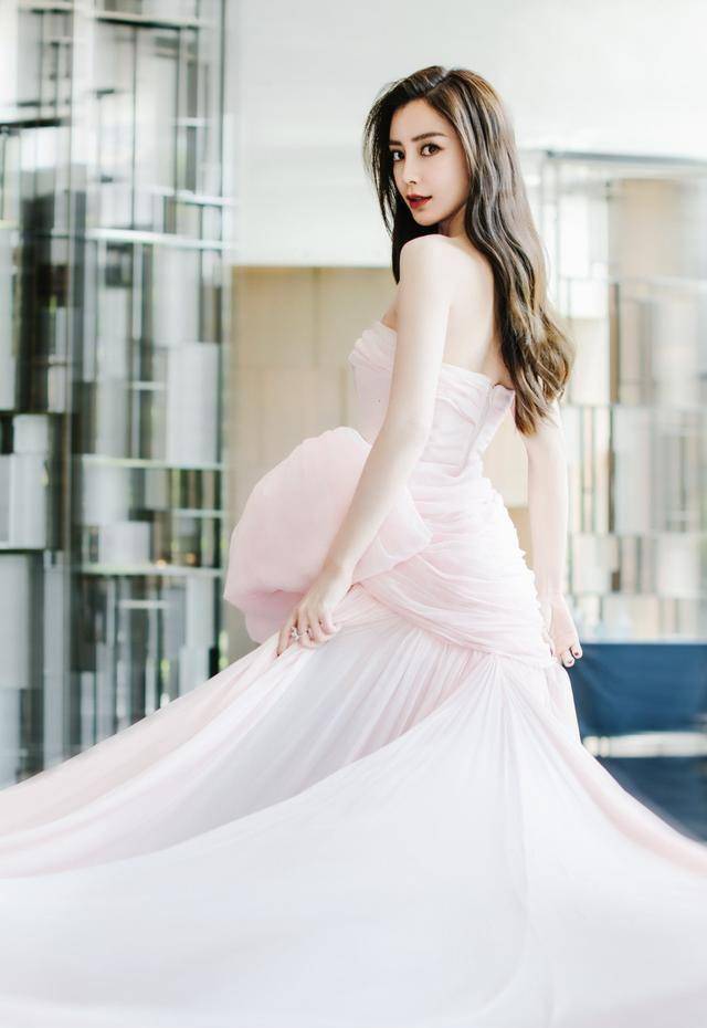 唐嫣产后首秀满脸胶原蛋白,身材气质胜过同场baby热巴_活动_状态_笑容