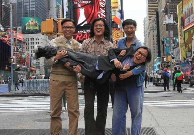 同是为冯程程打伞,周润发和黄晓明比较,网友:明星与演员的区别_许文强