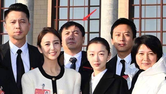 佟丽娅晒文化会大合影:邓超垫脚,沈腾像p图,刘涛戴眼镜超美_明星_感觉