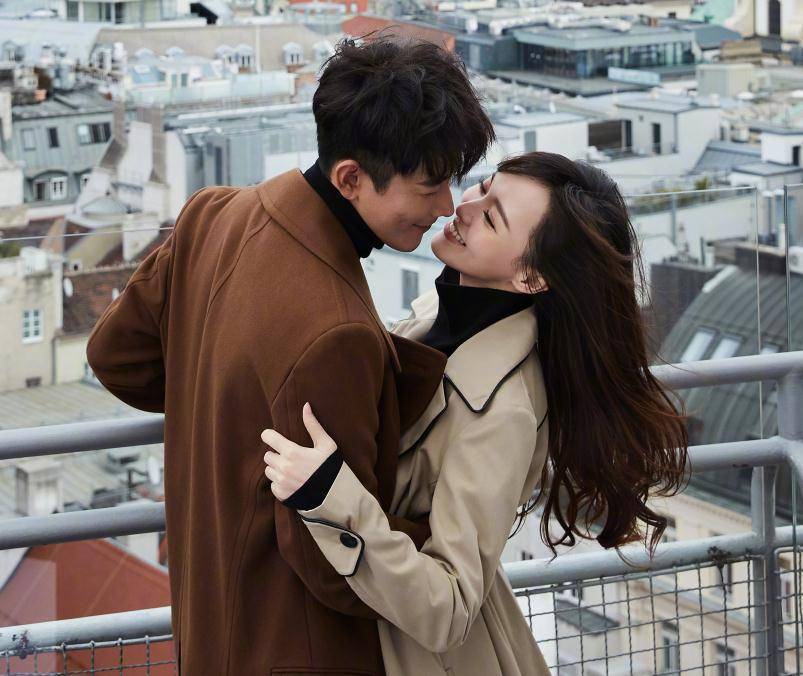 如大家所见,明明唐嫣是跟男性好友孙坚去吃饭,可是老公罗晋非但不吃醋