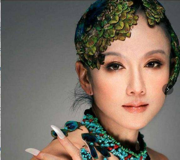 她为美摘掉肋骨,30年没有亲自洗过澡,60岁的奶奶却活得像少女_杨丽萍