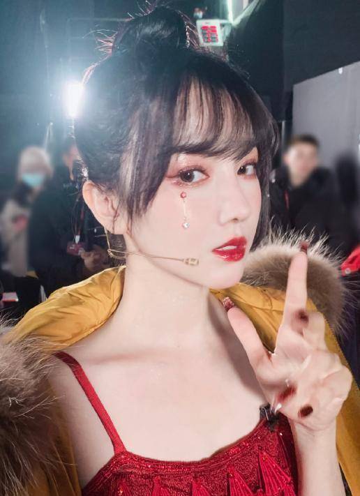 太"绿茶"败光路人缘,真心疼这张公主脸_陈小_周笔畅_容祖儿