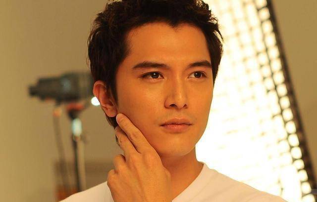 唐嫣前男友邱泽拍戏出意外,撞到凸出铁板伤及脊椎,走路缓慢吃力_受伤