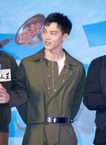 他曾是一名舞者,凭借《蓝色骨头》首次亮相,出演《新世界》走红_徐天