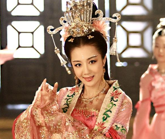 《扶摇》中演裴瑗的李依晓,有一张喜气的脸,却演了许多绝色美人_角色