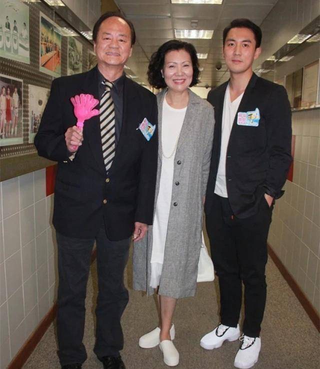 谭俊彦心疼爸爸狄龙拍戏晕倒让其退休如今在家开心享受儿孙福_演技