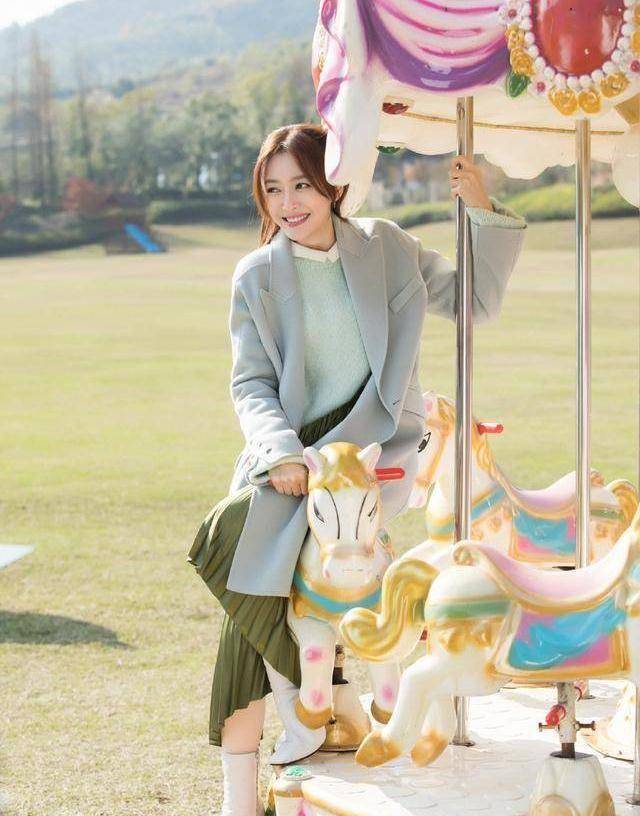 台上是仙女,台下打麻将,她能翻红也是意料之中的事情_秦岚_角色_观众