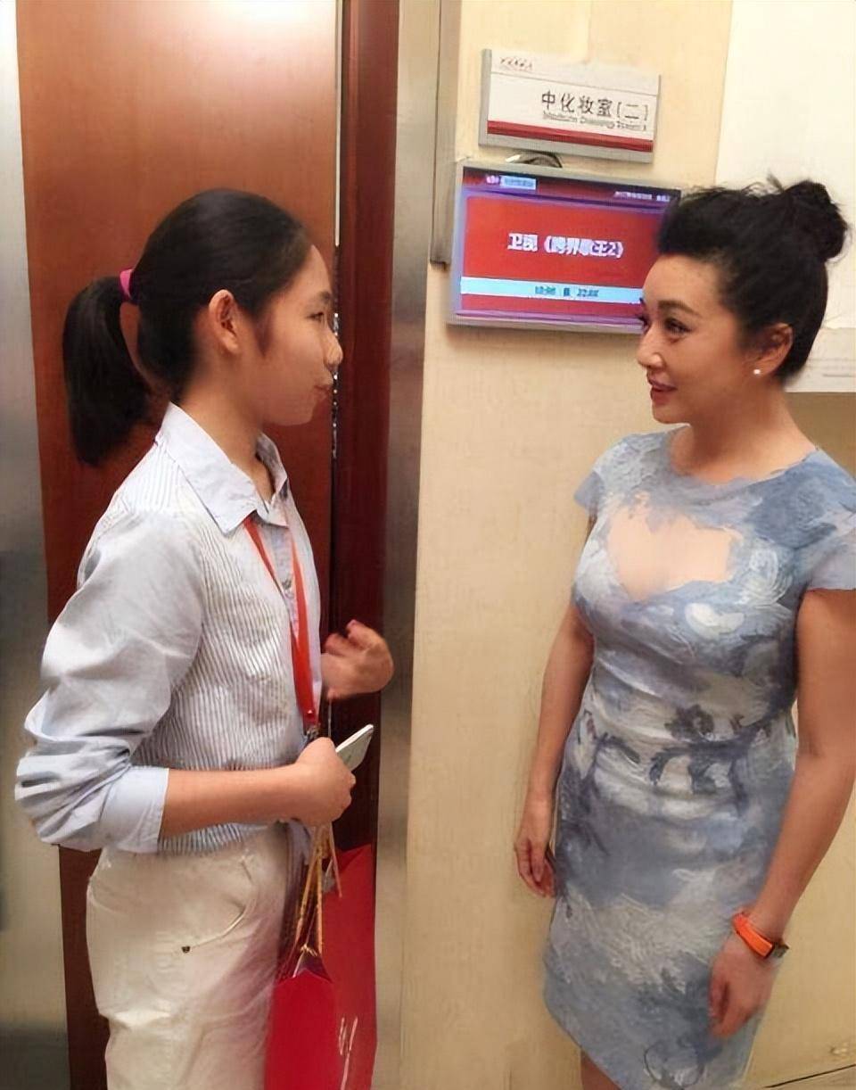 江珊带女儿录节目,一身蕾丝长裙优雅不凡,气质身材都比女儿好太多
