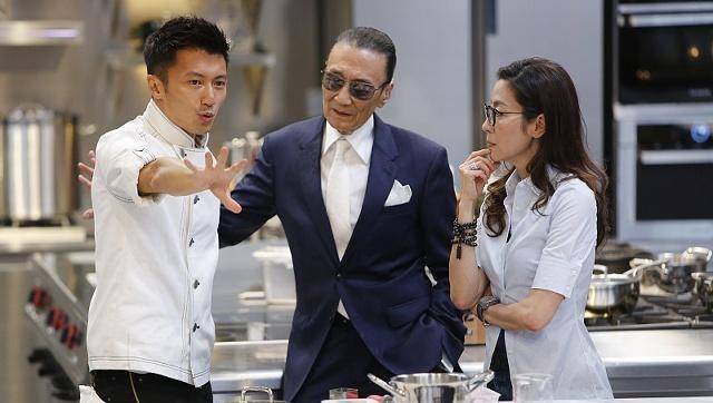 同是明星父子,看了谢霆锋和谢贤的风格,再看看这对有差别的父子_杨玏