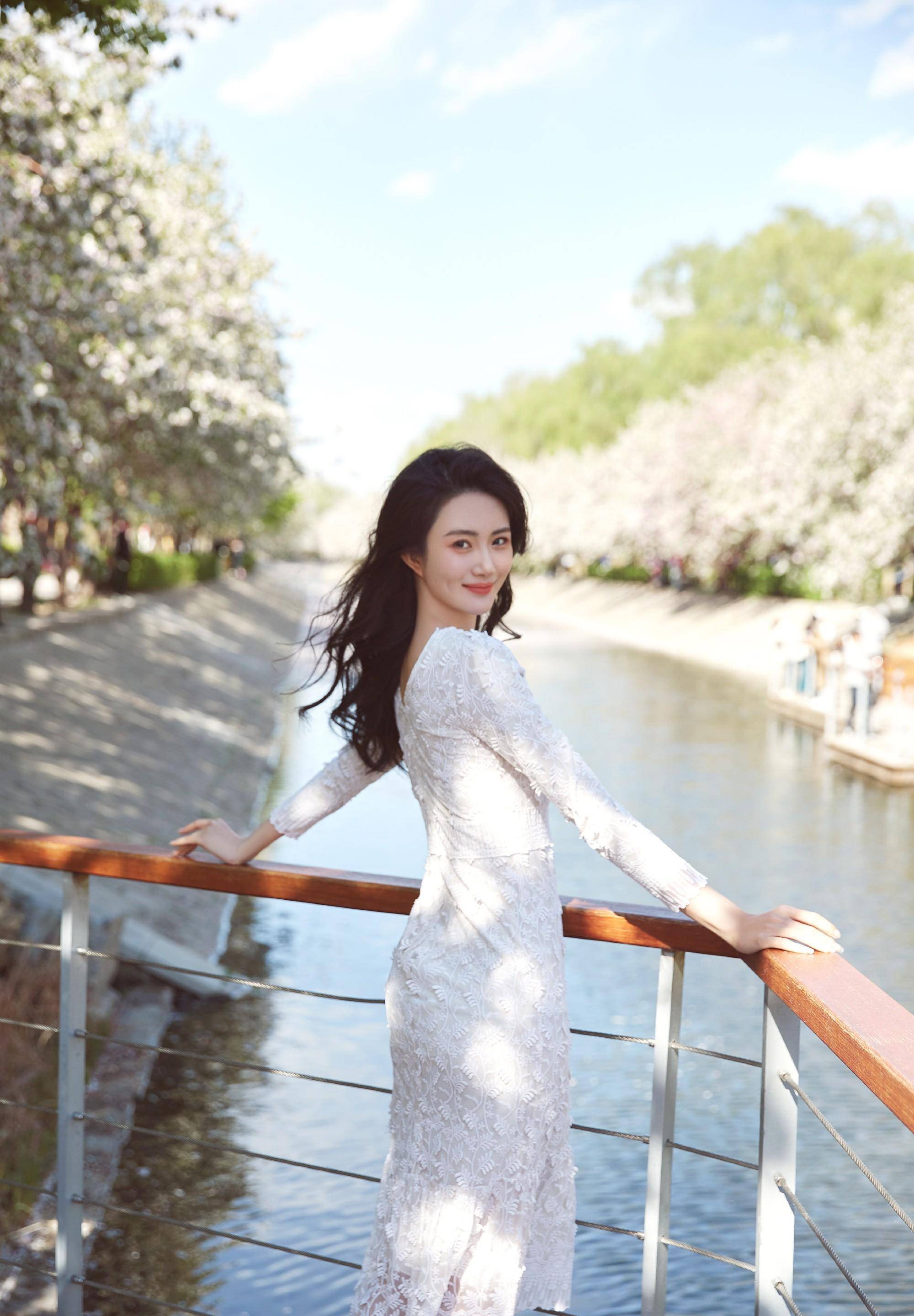 赵昕春季花语写真,身穿白色蕾丝印花裙,笑容浪漫甜美_时尚_连衣裙