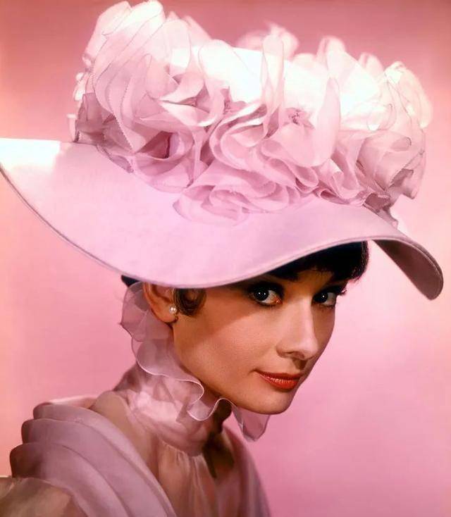 戏外,她的海魂衫,芭蕾舞鞋,赫本短发至今仍是时尚前沿范本