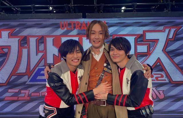 特摄跨年:艾斯人间体庆祝50周年,小明哥整活"我演我自己"_奥特曼_骑士