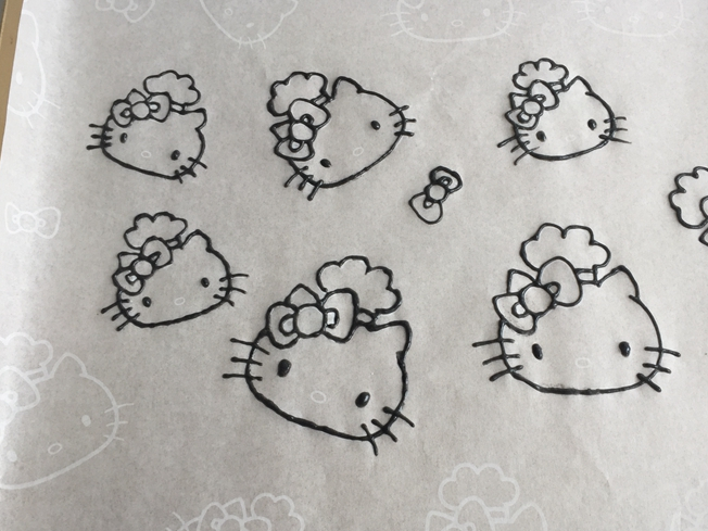 最后填充kitty的脸部9,分离蛋清和蛋黄,(放蛋白的盆里不能有油或水)10