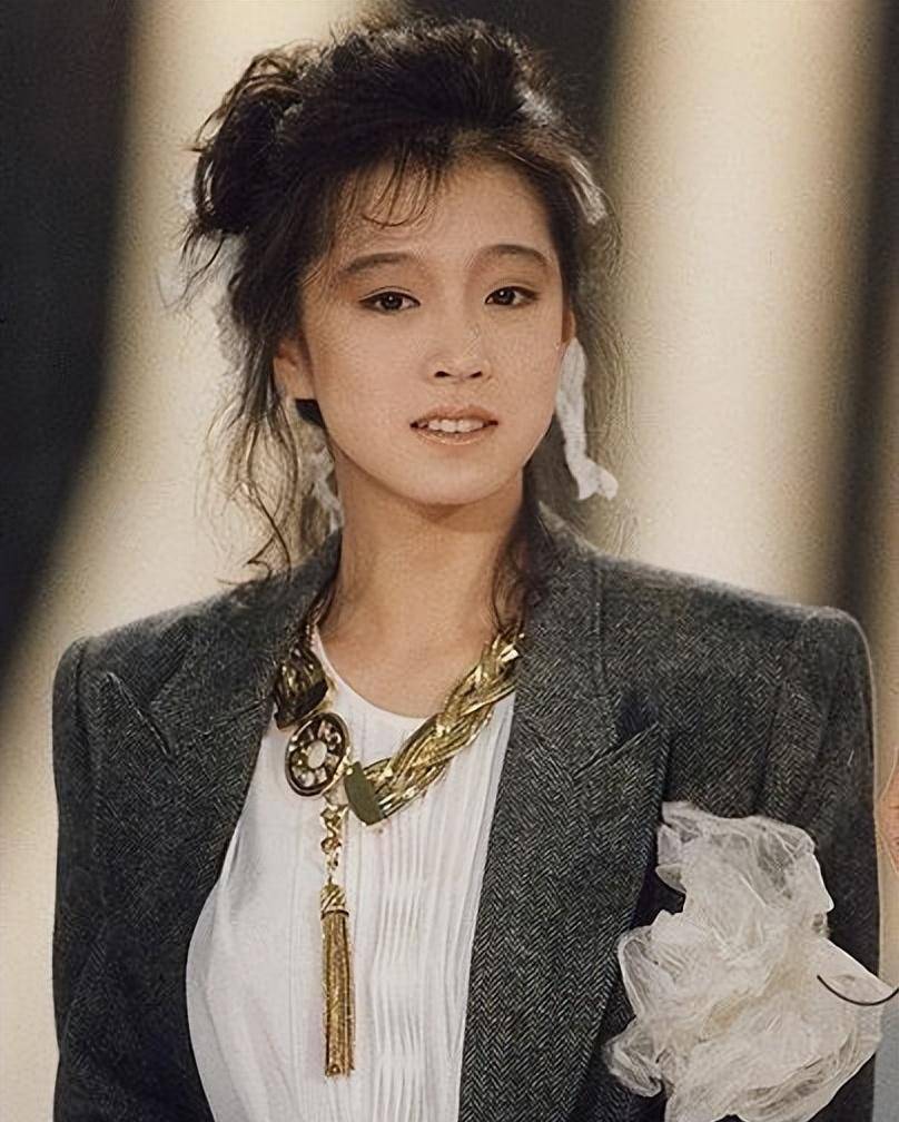 你见过绝美的中森明菜,但肯定没见过那个穿搭挺普通的她_时候_少女