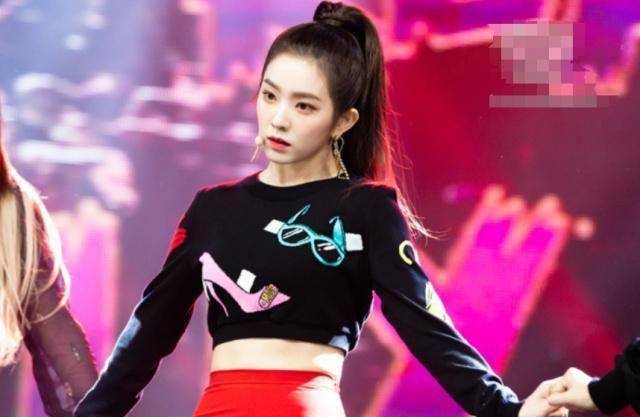 irene是饭圈公认的神仙颜值,光靠脸就能轻松登上热搜,公司主捧也没