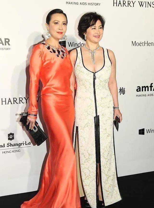 何超琼真的好富态,穿大领口的蕾丝裙秀丰腴美,比刘嘉玲更招摇_剪裁