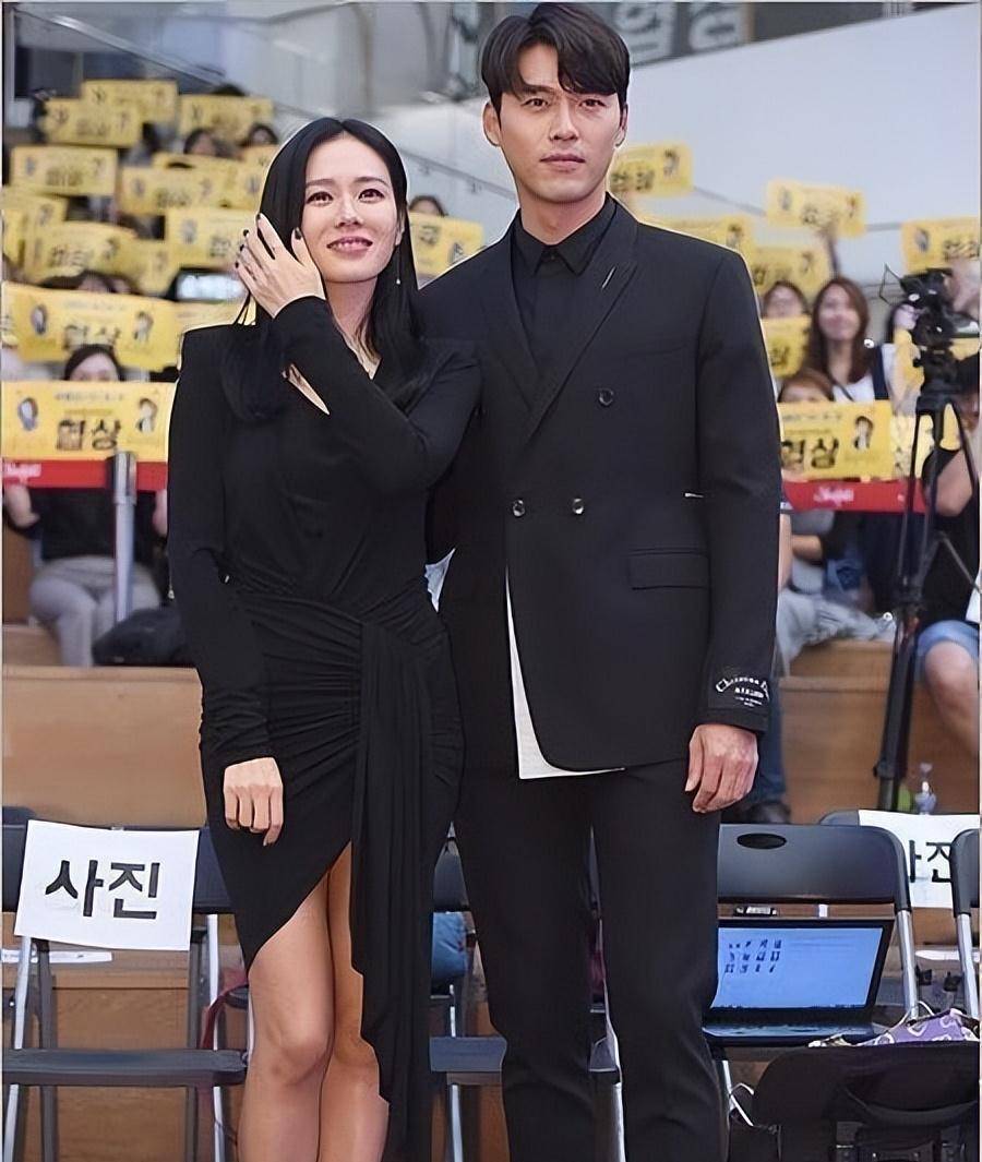 孙艺珍带着老公穿情侣装,穿小礼服秀年轻气质,满脸的幸福真显嫩_效果