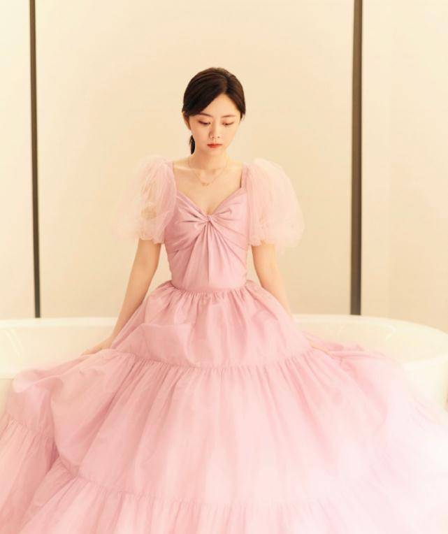 谭松韵拍摄生日写真,穿复古碎花裙清纯减龄,哪像是31岁的人_黑色_版型