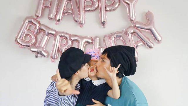 孙俪晒和邓超亲吻爱女照为女庆生,6岁小花已经染过头发爱化妆了_女儿