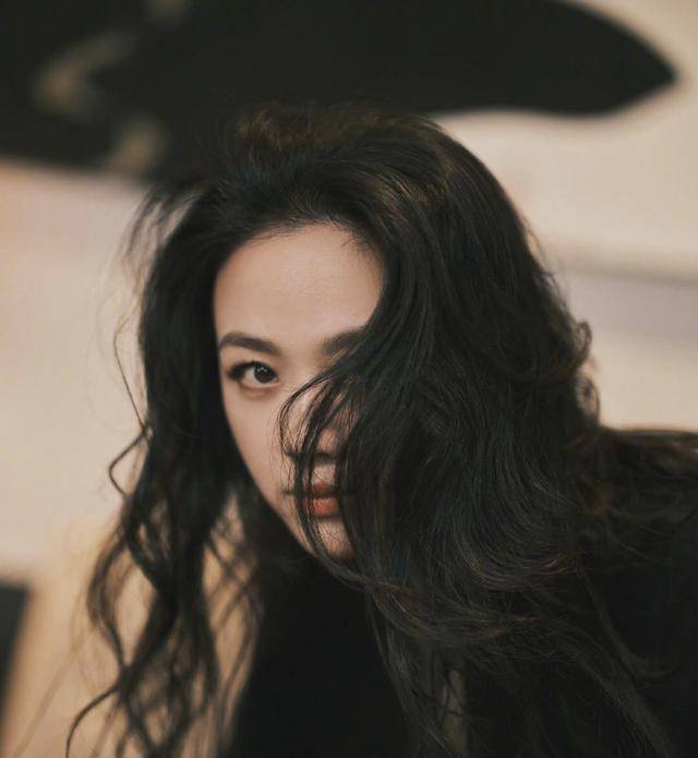 汤唯女神的脸部线条十分流畅,大波浪的发型在她的脸上显得如此经典与