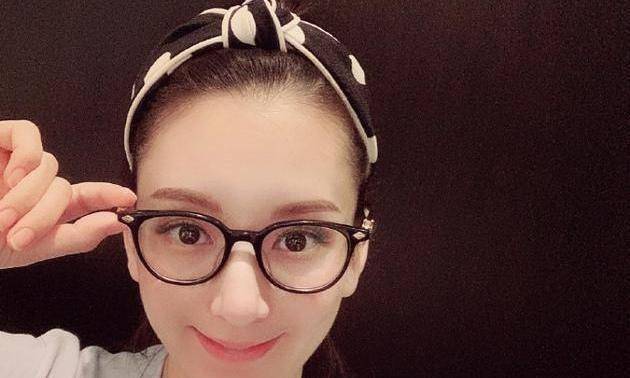 天王嫂方媛深夜晒素颜照,硕大鼻子抢镜,粉丝:一看就是个男孩_孩子