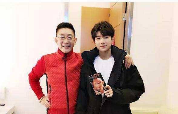 王源发微在后台舞弄金箍棒偶遇六小龄童,尴尬的把所有人都逗笑_王牌