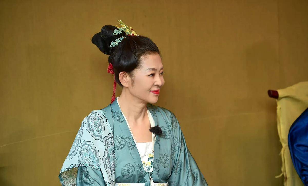 63岁倪萍再领新国潮!