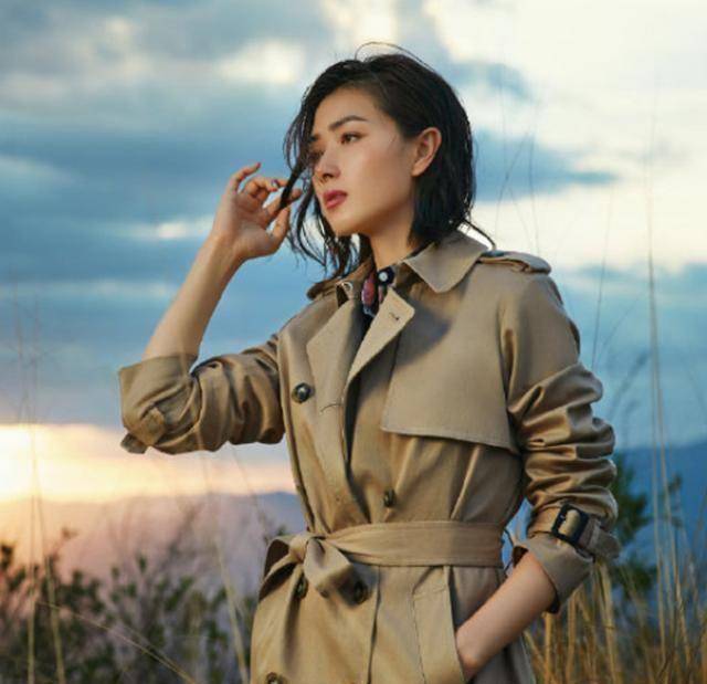 万茜穿卡其色造型真有气质,时尚又潮流,给人女神范儿_大气_穿着_风衣